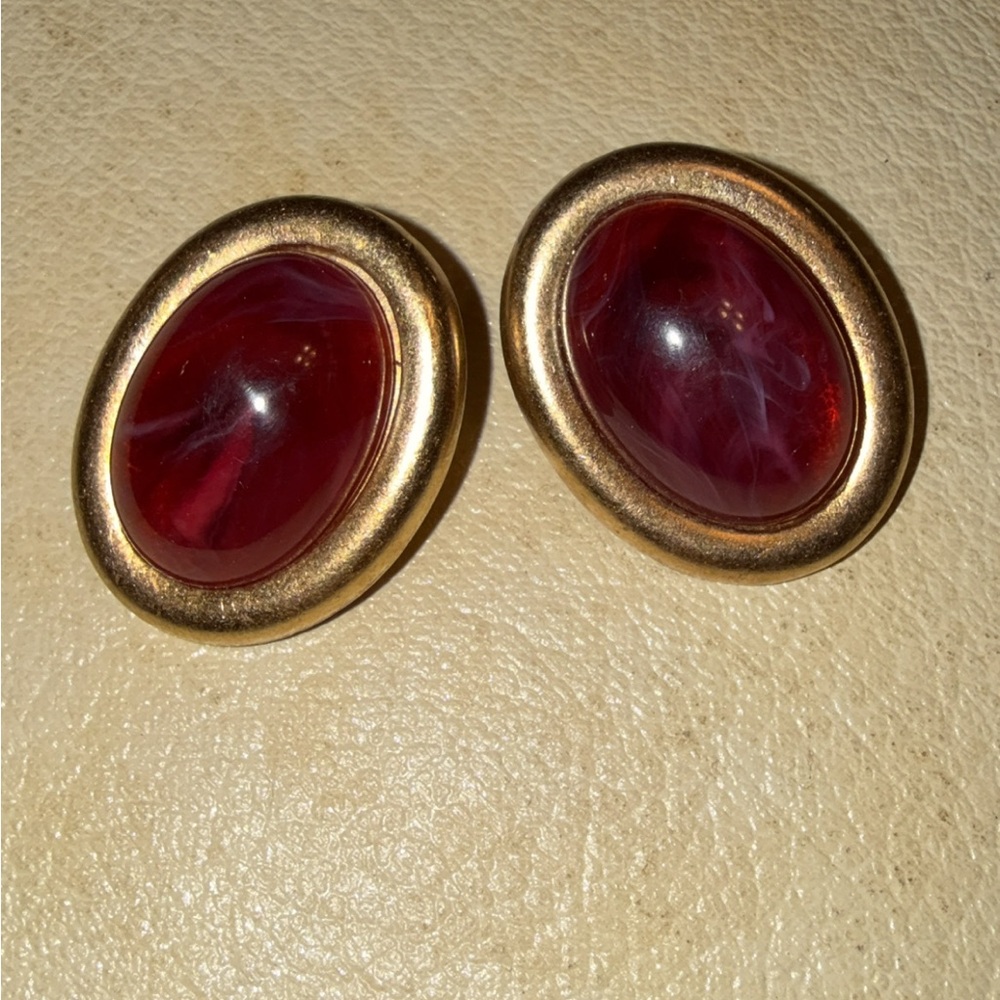 Vintage Crown Trifari Red Lucite Cabochons Gold Clip Earrings and Bracelet Set - Picture 5 of 13